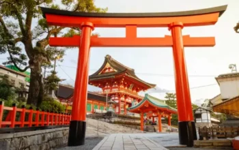 Fushimi Inari Taisha Kyoto: Menyusuri Ribuan Gerbang Torii di Kuil Ikonik Jepang