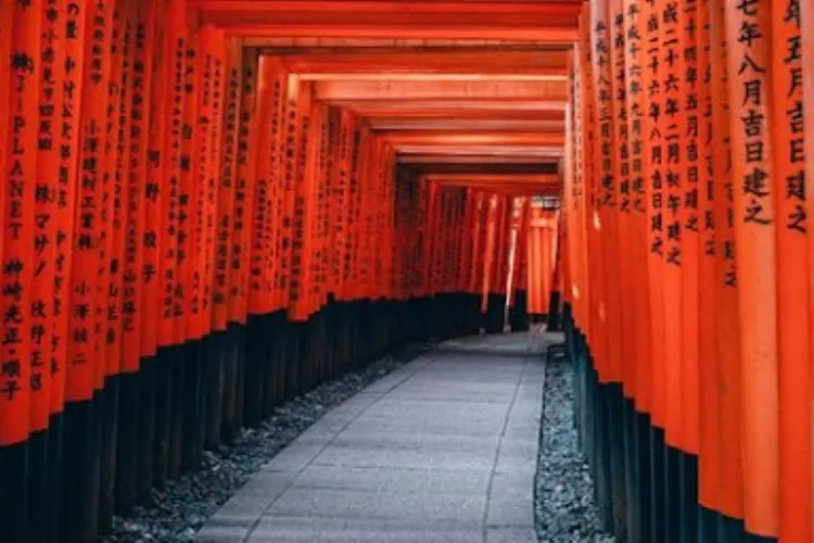 Aula Utama dan Gerbang Romon yang Bersejarah