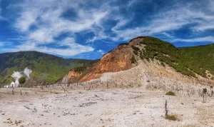 Bertualang Menaklukkan Gunung Papandayan