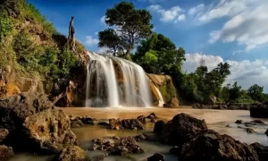 Eksotisnya Air Terjun di Bibir Pantai Toroan Madura