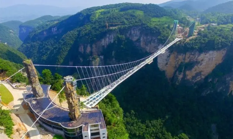 Jangan Ngaku Berani di Ketinggian, Sebelum Mencoba Jembatan Kaca Terpanjang di Dunia ini!