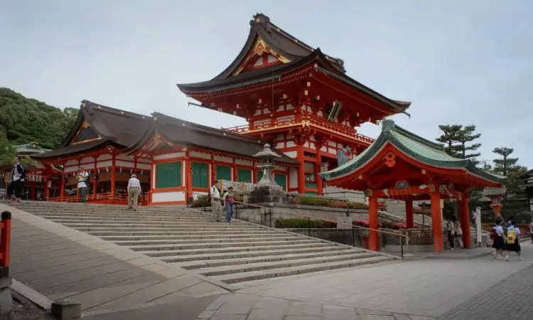 Menapaki Keindahan Fushimi Inari Taisha