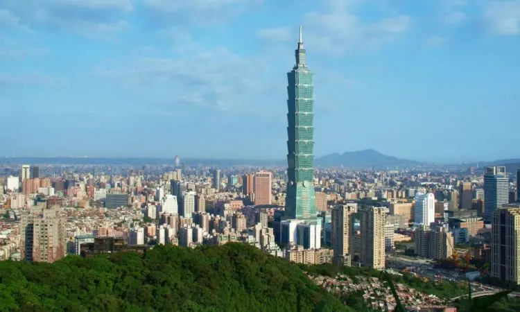 Meneropong Keindahan Kota dari Ketinggian Menara Taipei 101