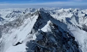 Pendaki Ini Akan Menantang Badai tanpa Tabung Oksigen di Everest