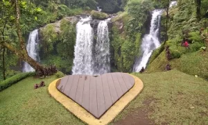Uniknya Berburu Selfie di Altar Cinta Curug Jenggala
