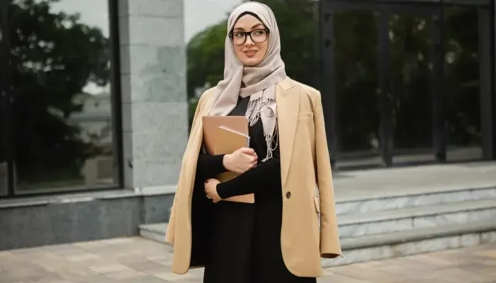 10 Style Hijab Formal Minimalis yang Cocok untuk Meeting dan Acara Resmi