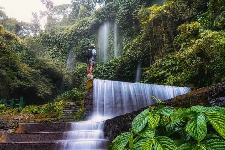 Air Terjun Benang Kelambu: Pesona Tirai Air dari Lereng Rinjani yang Memesona
