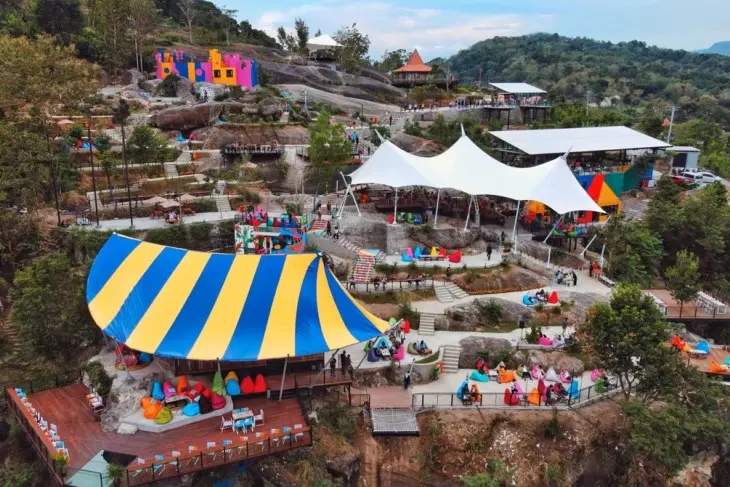 Obelix Hills Jogja: Menikmati Sunset Romantis dan Sensasi Adrenalin di Atas Bukit