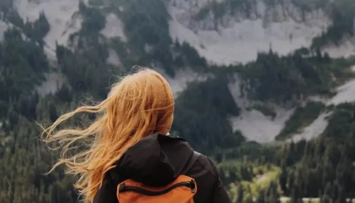 Solo Traveling vs Group Tour: Mana yang Lebih Cocok untuk Karaktermu?