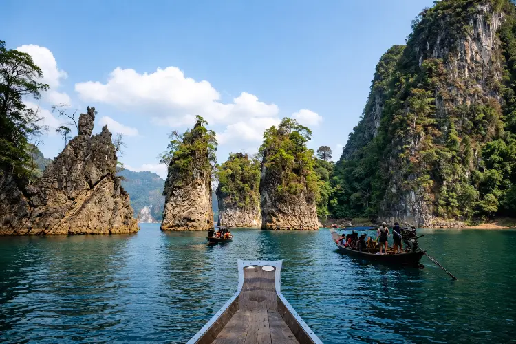 Hidden Gems di Thailand Cheow Lan Lake - Danau Zamrud di Tengah Pegunungan Karst