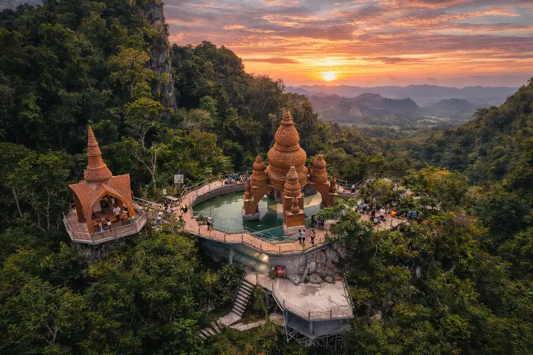 Khao Na Nai Luang Dharma Park - Pagoda Megah di Atas Awan