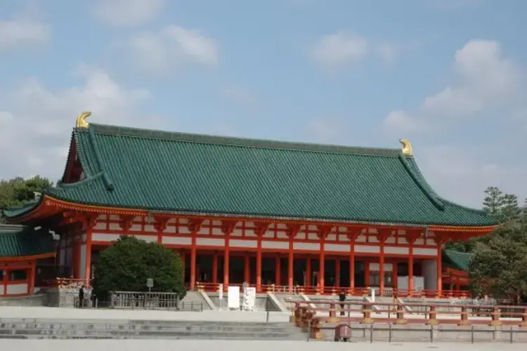 Kuil Heian-jingu: Simbol Kejayaan Kyoto di Masa Lalu