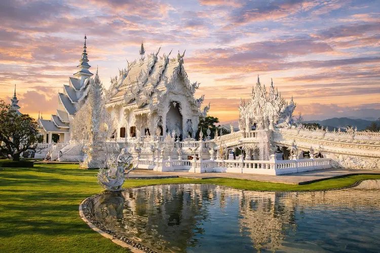 Wat Rong Khun (White Temple) - Kuil Modern Sarat Filosofi