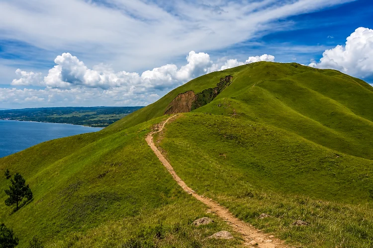Bukit Holbung Samosir, Spot Terbaik Menikmati Danau Toba