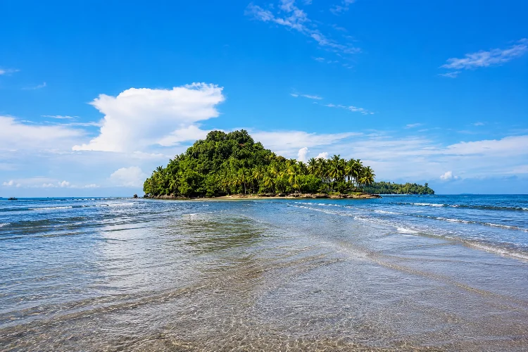 Pantai Air Manis dan Legenda Malin Kundang