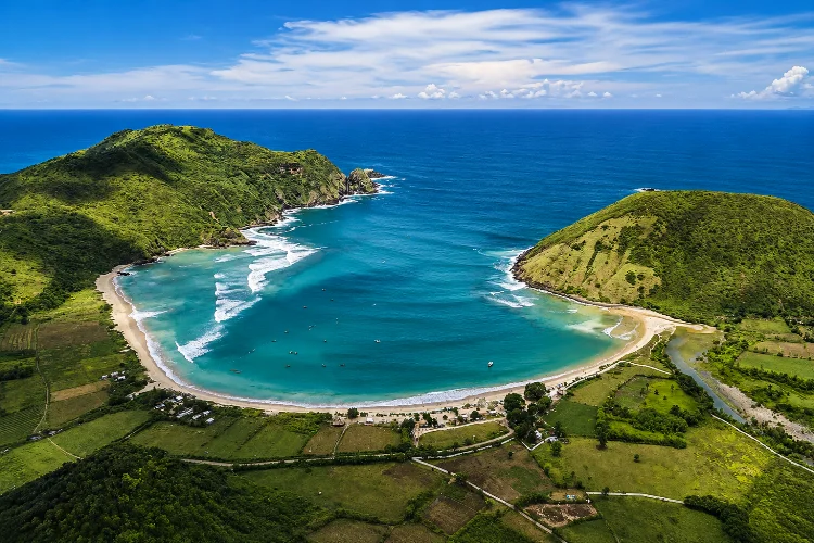 Pantai Mawun, Pantai Cantik dengan Gradasi Laut Memesona