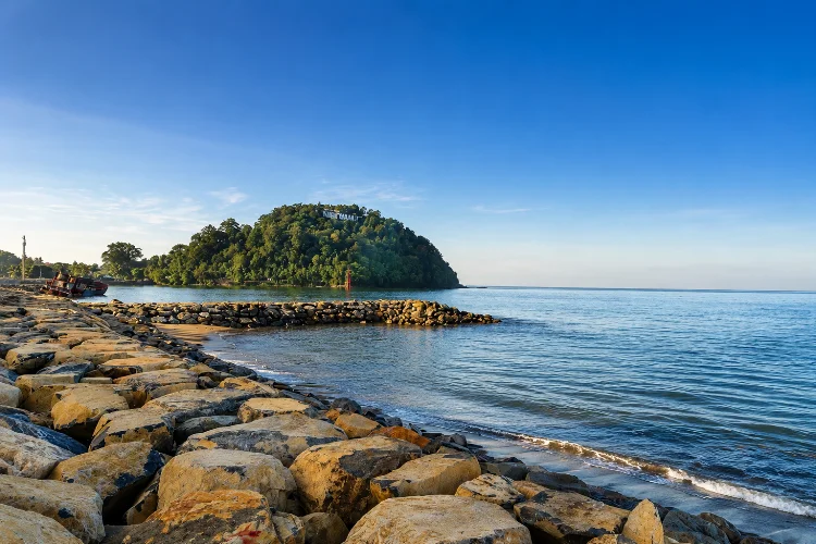 Pantai Padang, Ikon Wisata Kota yang Selalu Ramai