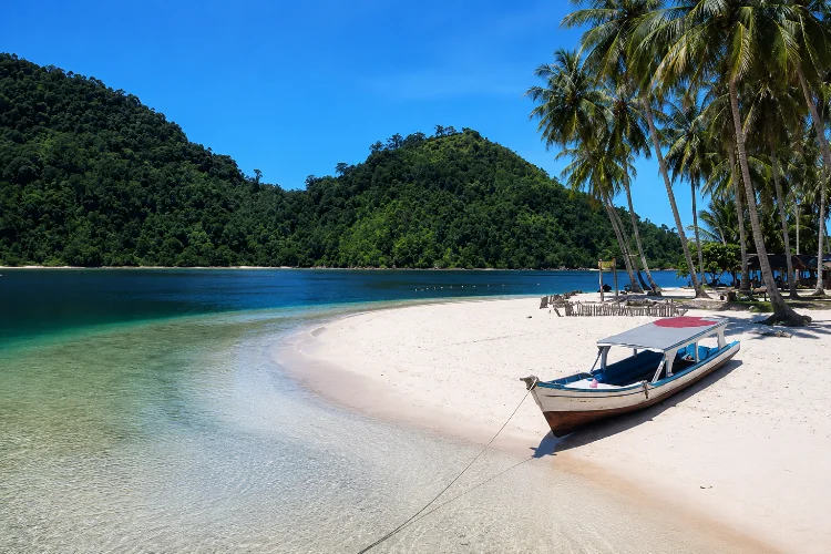 Pantai Pasumpahan, Hidden Gem dengan Air Laut Jernih