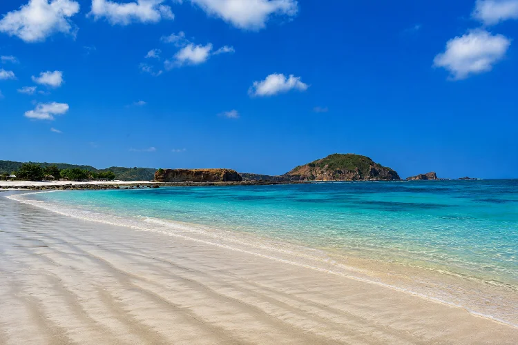 Pantai Tanjung Aan dan Keindahan Bukit Merese